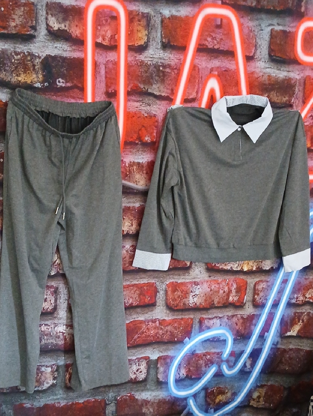 Two-Piece Gray Knit Set with Blue And White Collar